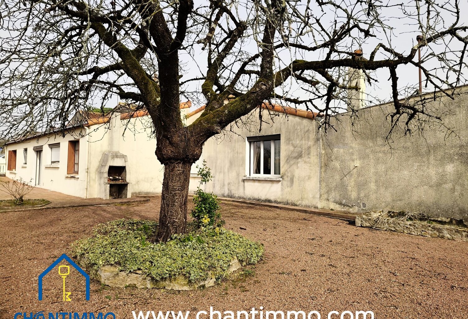 Maison en pierres avec dépendances — photo 1