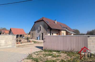 Grande maison familiale avec véranda et jardin — photo du bien