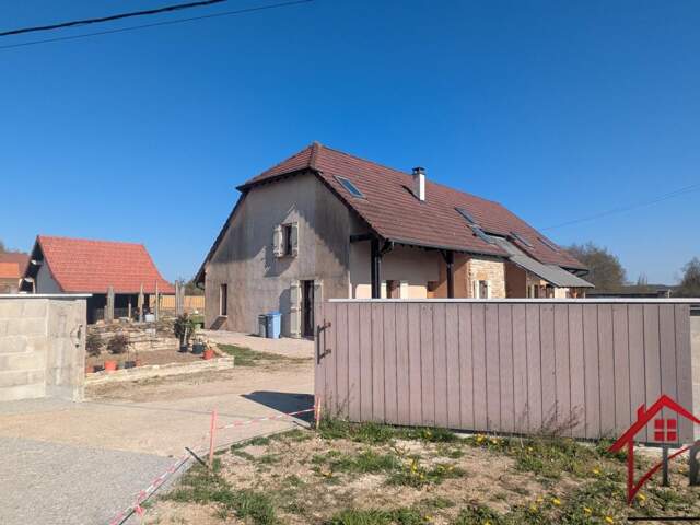 Grande maison familiale avec véranda et jardin — photo du bien