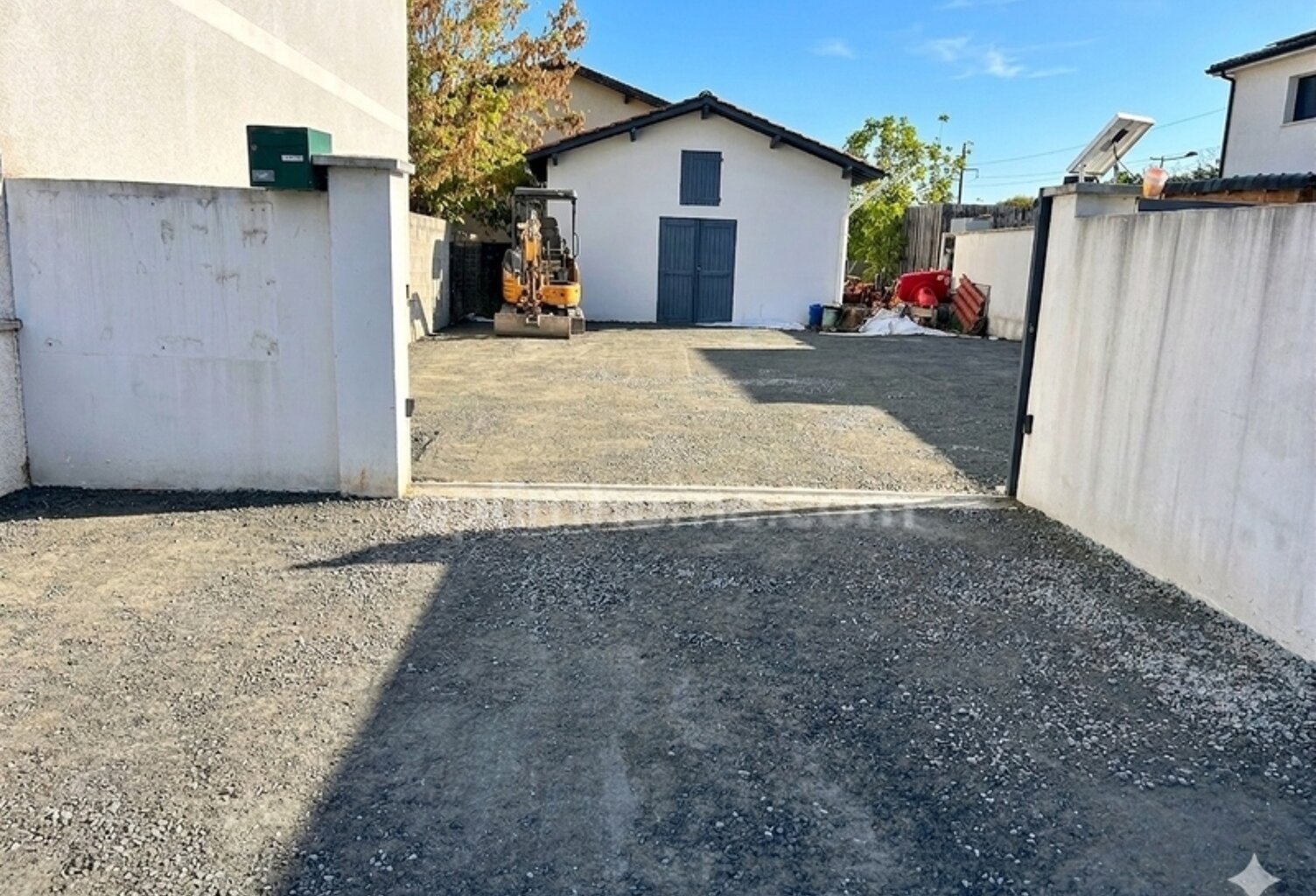 GARAGE SUR PARCELLE CLOTUREE — photo 1