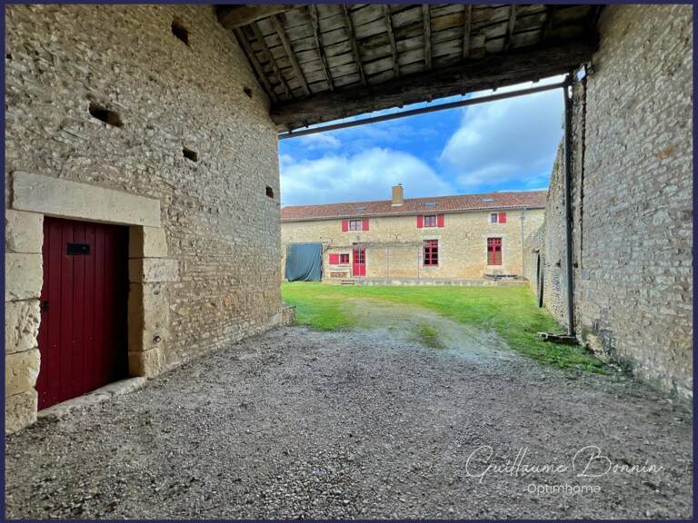Maison Longère rénovée 7 pièces de 230m² avec 5 chambres + porche d'entrée avec cour, jardin et dépendances à 35 minutes de Poitiers — photo 1