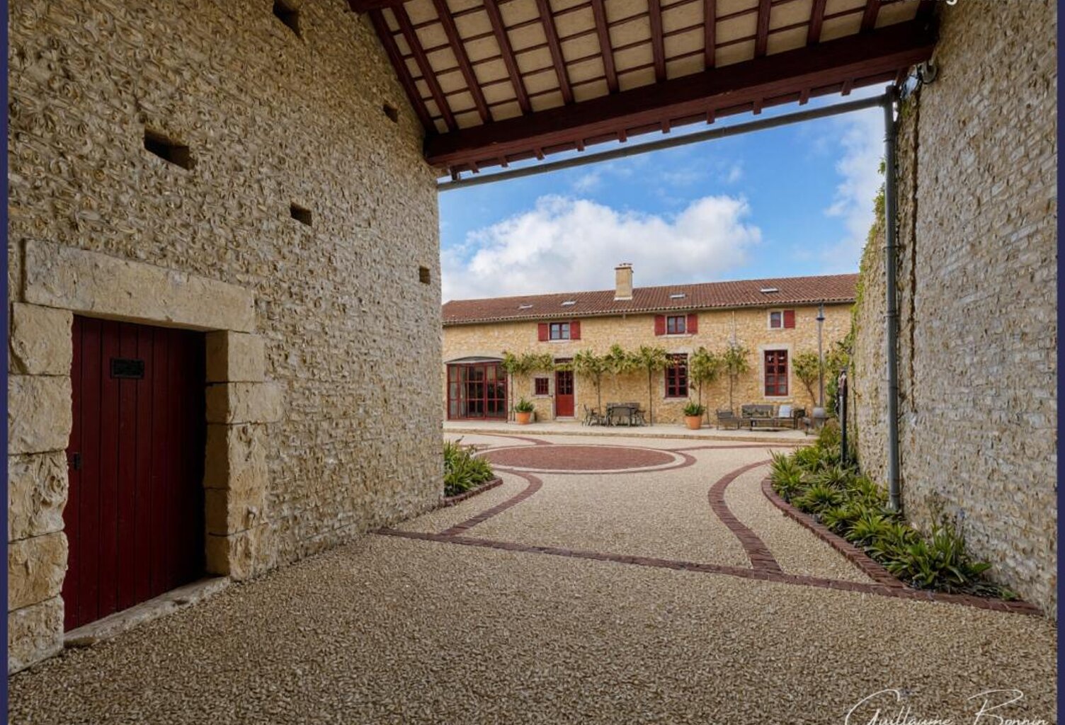 Maison Longère rénovée 7 pièces de 230m² avec 5 chambres + porche d'entrée avec cour, jardin et dépendances à 35 minutes de Poitiers — photo 1