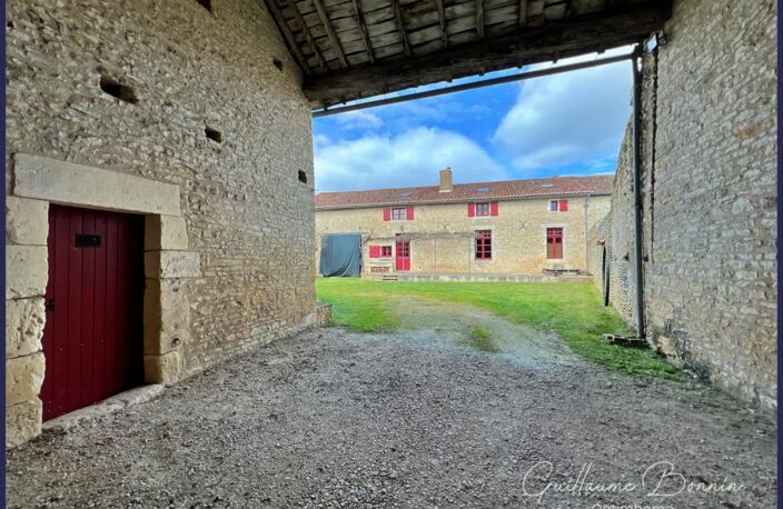 Maison Longère rénovée 7 pièces de 230m² avec 5 chambres + porche d'entrée avec cour, jardin et dépendances à 35 minutes de Poitiers — photo 2
