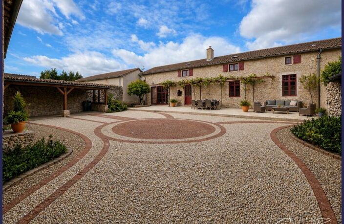 Maison Longère rénovée 7 pièces de 230m² avec 5 chambres + porche d'entrée avec cour, jardin et dépendances à 35 minutes de Poitiers — photo 3