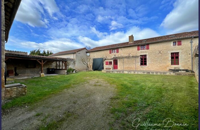 Maison Longère rénovée 7 pièces de 230m² avec 5 chambres + porche d'entrée avec cour, jardin et dépendances à 35 minutes de Poitiers — photo 4