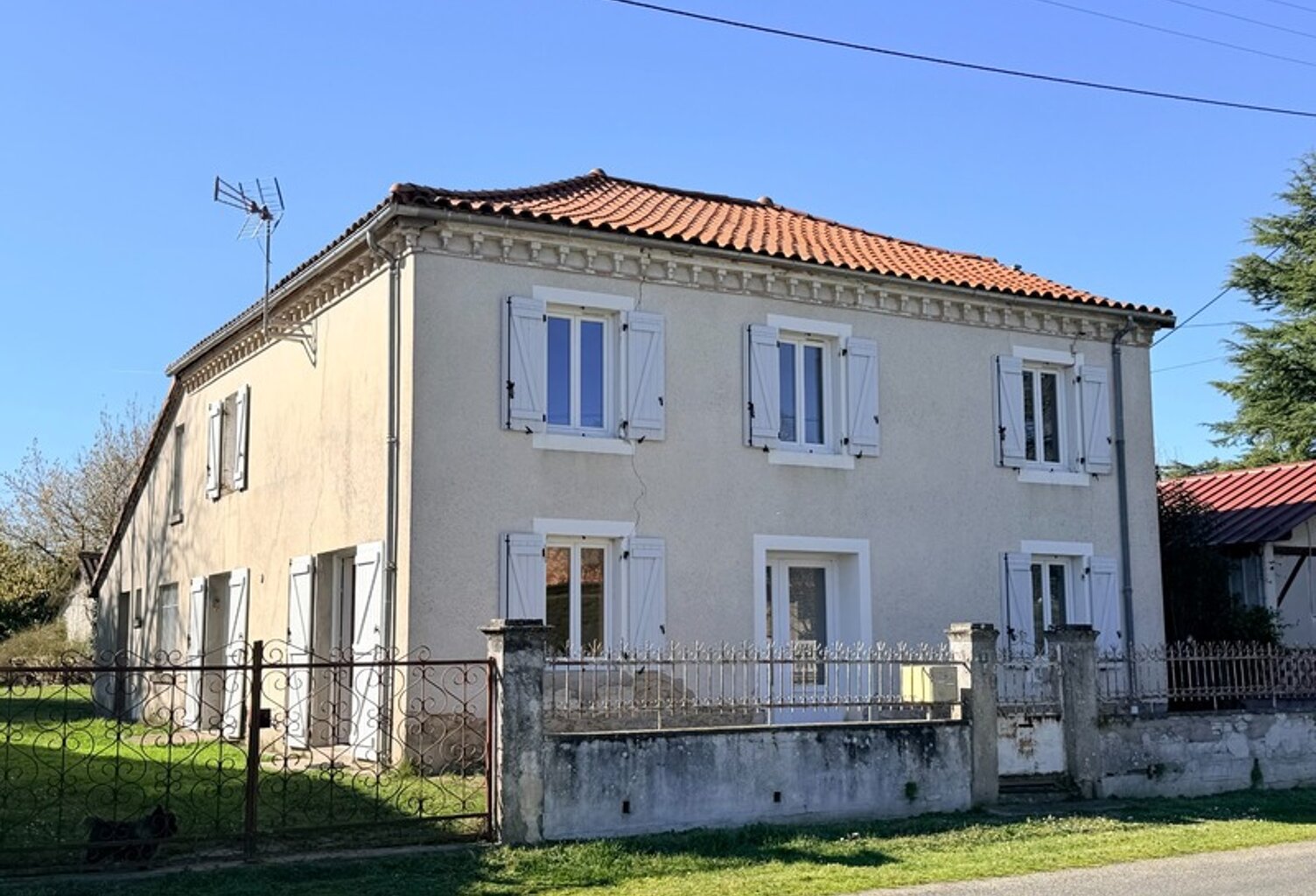 Maison 6 pièces (194M2 habitable) avec terrain divisible et garage aménageable dans la centre de GABARRET (40) — photo 1