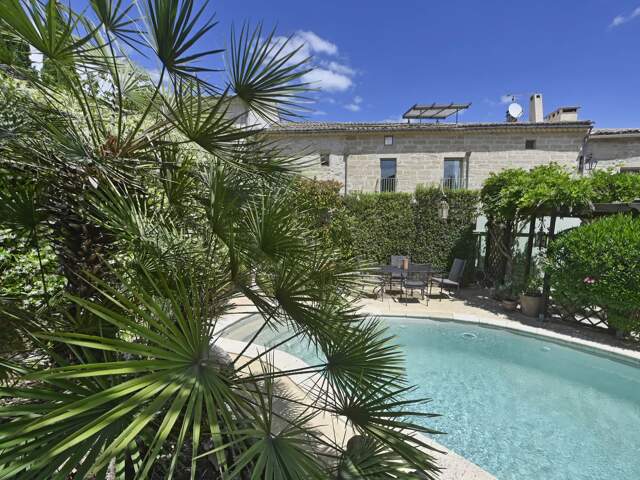 Authentique maison de village en pierre avec jardin et piscine, — photo du bien