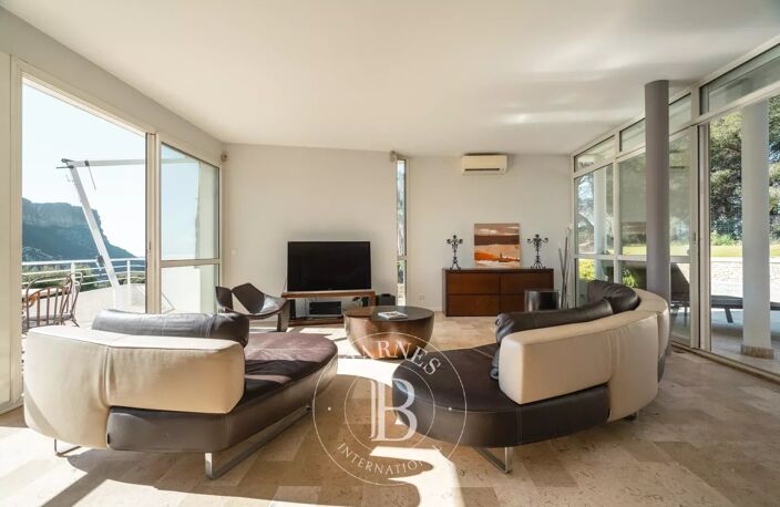 VENTE - CASSIS - 5 CHAMBRES - PISCINE - VUE SPECTACULAIRE — photo 2