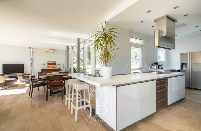 VENTE - CASSIS - 5 CHAMBRES - PISCINE - VUE SPECTACULAIRE — photo 5