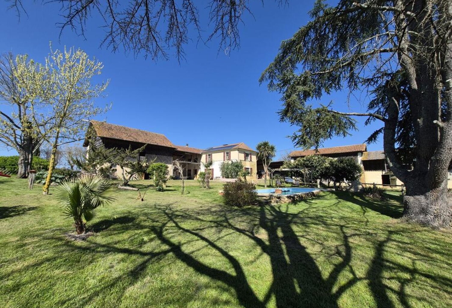 À vendre, Gers, proche de Trie-sur-Baïse: Maison gasconne de 1832 avec piscine, granges, terrasses et terrain de 5 hectares. Emplacement exceptionnel, avec vues sur la campagne vallonnée à 360° et la chaîne des Pyrénées — photo 1