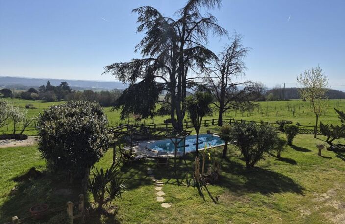 À vendre, Gers, proche de Trie-sur-Baïse: Maison gasconne de 1832 avec piscine, granges, terrasses et terrain de 5 hectares. Emplacement exceptionnel, avec vues sur la campagne vallonnée à 360° et la chaîne des Pyrénées — photo 2