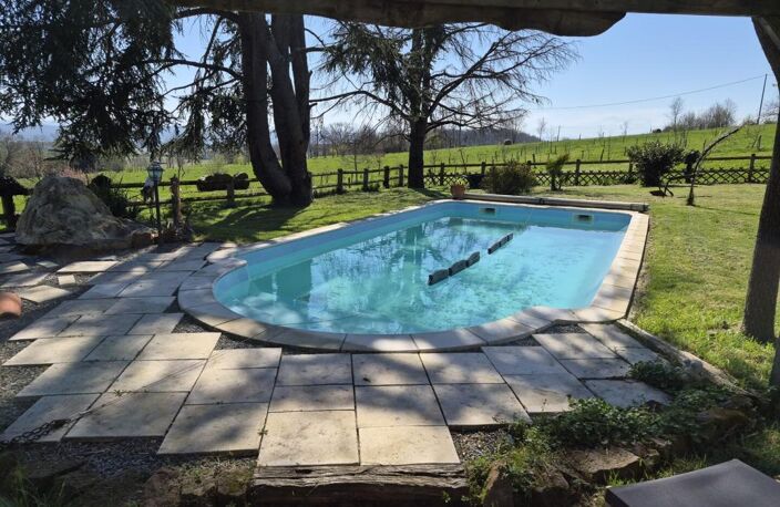 À vendre, Gers, proche de Trie-sur-Baïse: Maison gasconne de 1832 avec piscine, granges, terrasses et terrain de 5 hectares. Emplacement exceptionnel, avec vues sur la campagne vallonnée à 360° et la chaîne des Pyrénées — photo 3