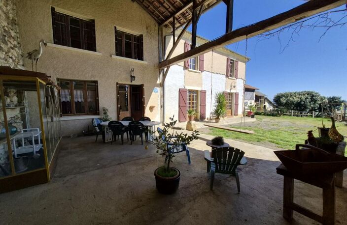 À vendre, Gers, proche de Trie-sur-Baïse: Maison gasconne de 1832 avec piscine, granges, terrasses et terrain de 5 hectares. Emplacement exceptionnel, avec vues sur la campagne vallonnée à 360° et la chaîne des Pyrénées — photo 4