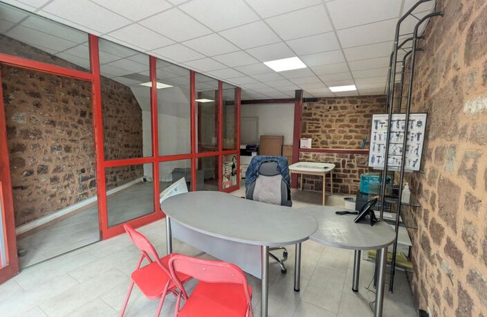 MARCILLAC-VALLON: local commercial rénové — photo 2