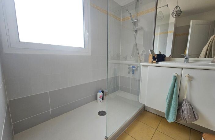 ROYAN CENTRE-VILLE – CHARMANT T3 AVEC GARAGE, PARKING ET TERRASSE PRIVATIVE — photo 4