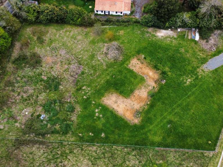 Terrain À Vendre 4 923m2 constructible — photo 1