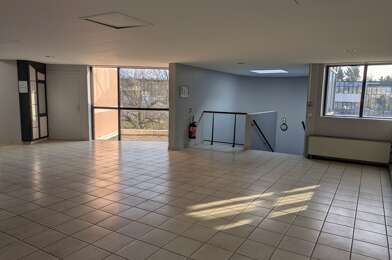 Bureau 9 pièces 2500 €