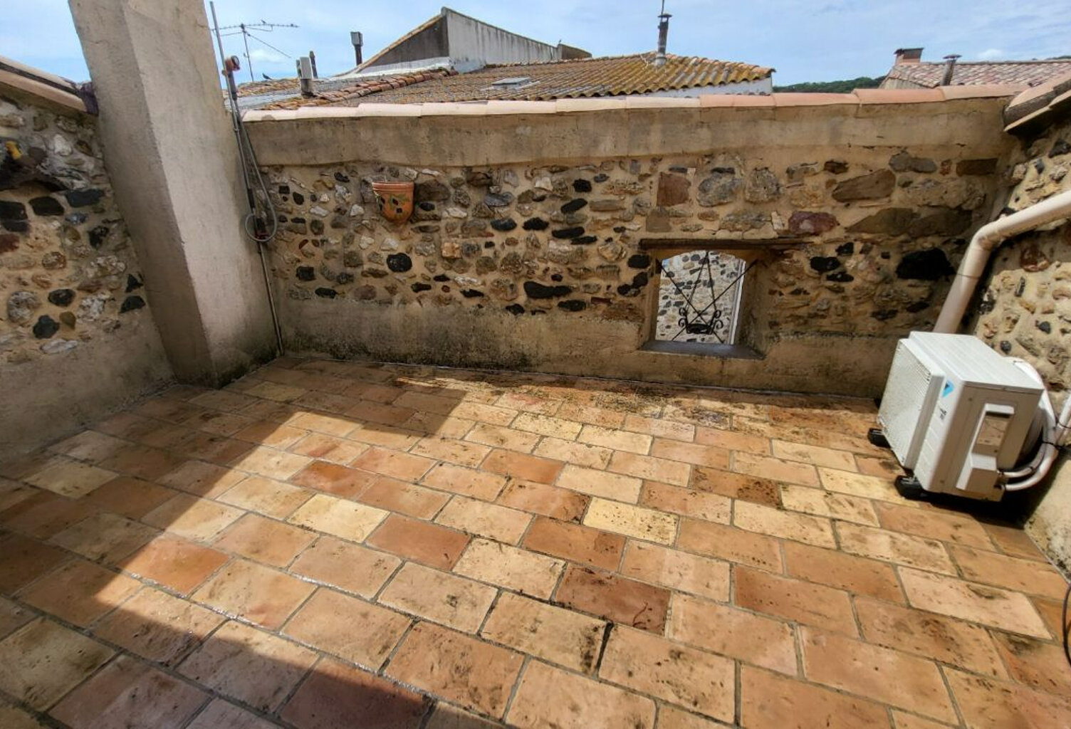 Très belle  maison avec pierres apparentes  de village avec garage et terrasse — photo 1
