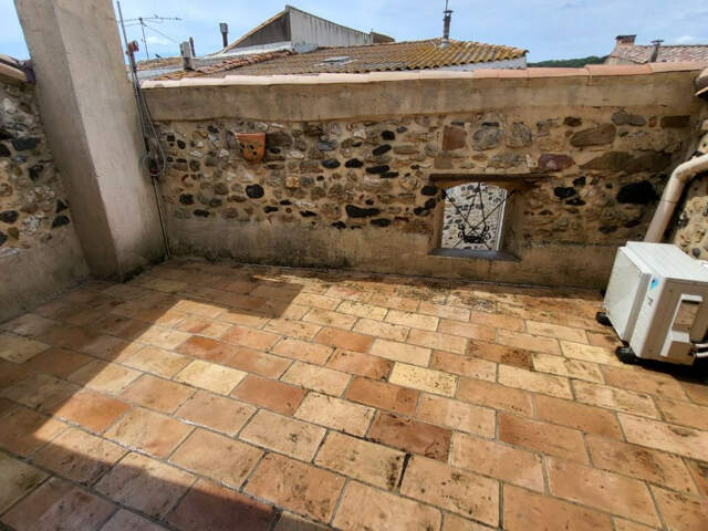 Très belle  maison avec pierres apparentes  de village avec garage et terrasse — photo du bien