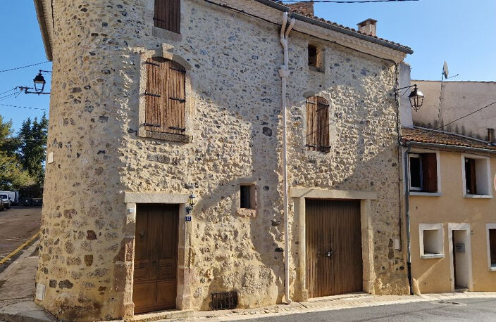 Très belle  maison avec pierres apparentes  de village avec garage et terrasse — photo 3