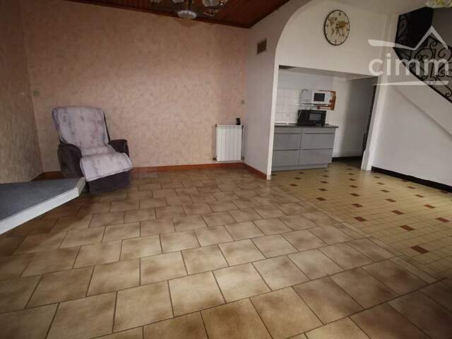 A vendre maison à rénover avec un jardin et un garage — photo du bien
