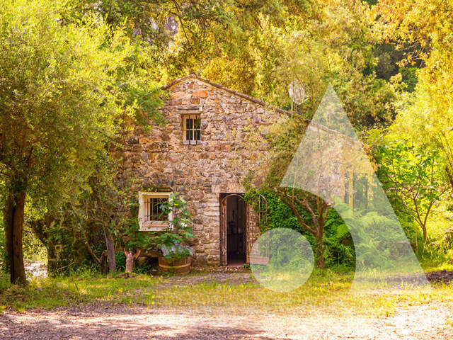 BASTIDE EN PIERRE SUR 1 HECTARE AVEC RIVIÈRE, UN LIEU UNIQUE PROCHE CALLAS — photo du bien