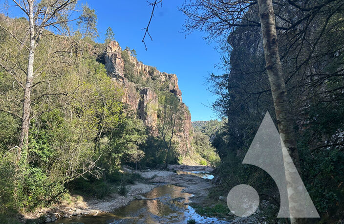BASTIDE EN PIERRE SUR 1 HECTARE AVEC RIVIÈRE, UN LIEU UNIQUE PROCHE CALLAS — photo 2