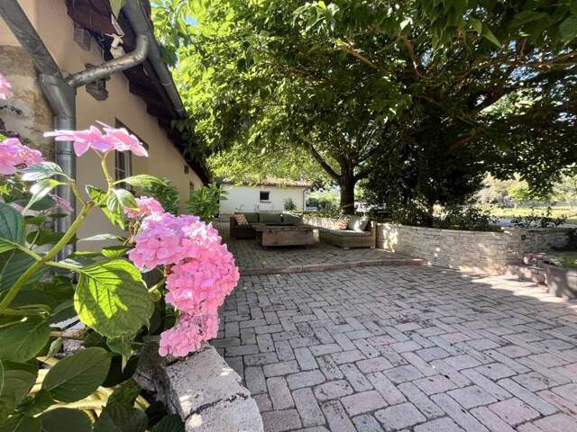 Maison en pierre de 8 pièces principales — photo du bien