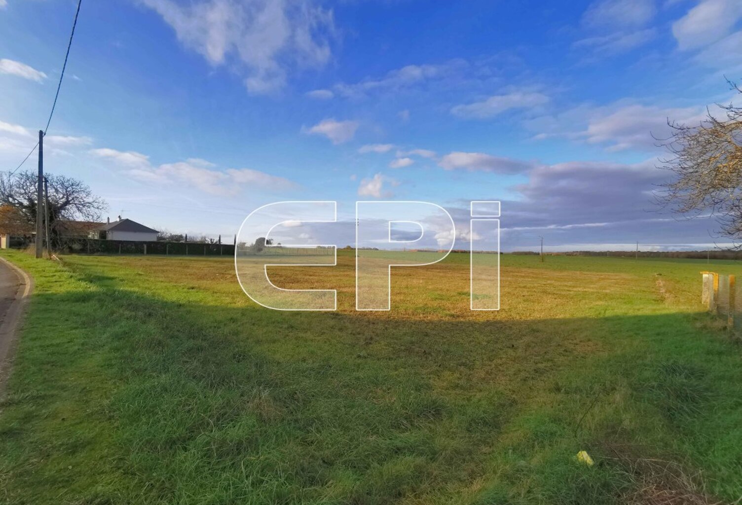 8148 - Richelieu / Terrain de 3892 m² dont 2257 m² sont constr — photo 1