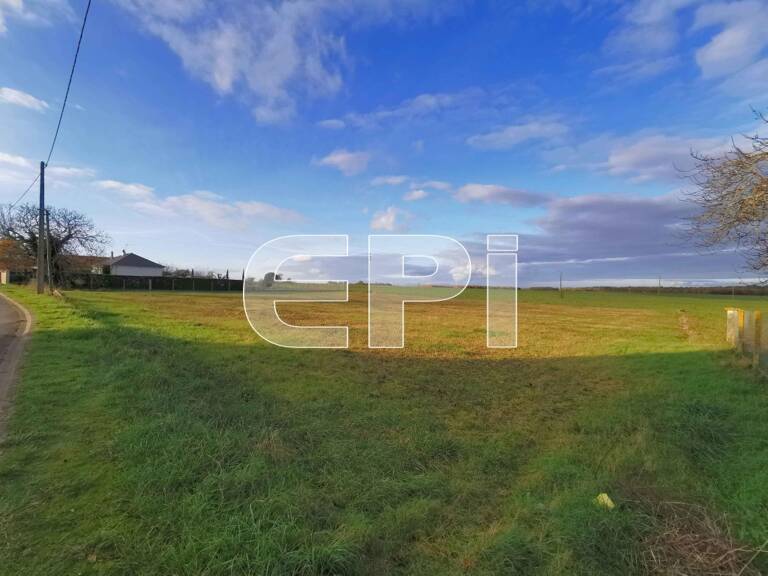 8148 - Richelieu / Terrain de 3892 m² dont 2257 m² sont constr — photo 1