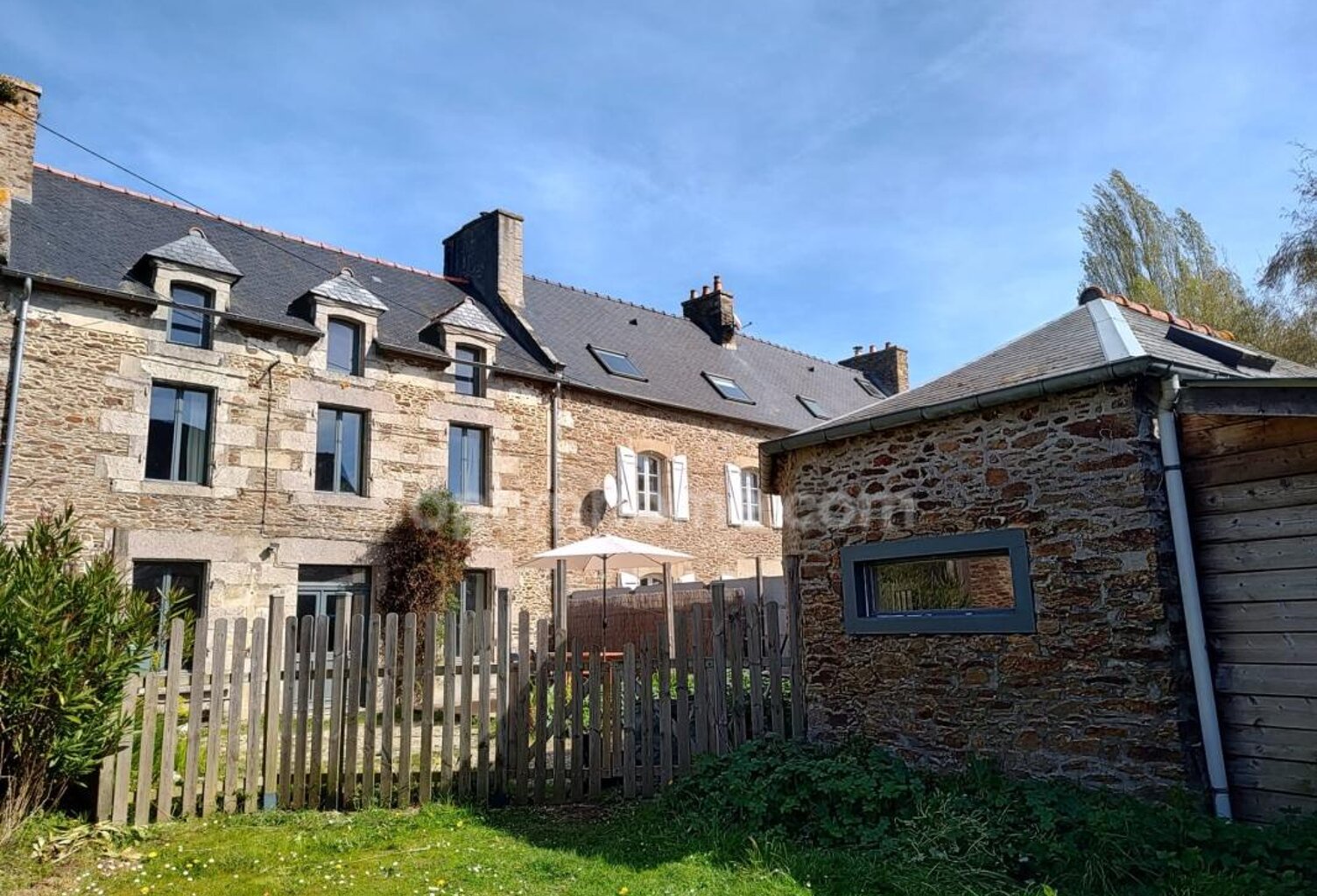 Maison en pierres 112 m² et dépendances — photo 1