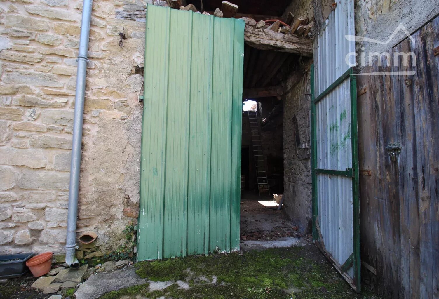 A vendre deux granges chacune sur deux niveaux à rénover — photo 1