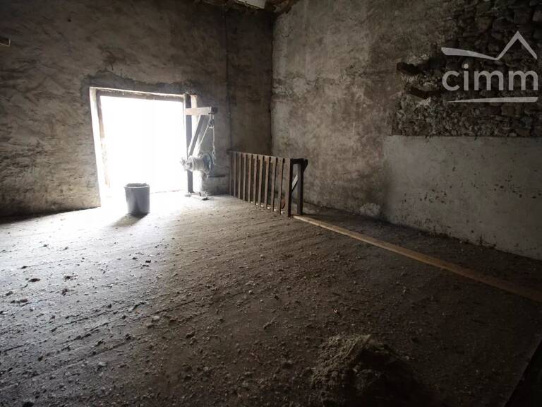 A vendre un garage sur deux niveaux idéalement placé — photo 1
