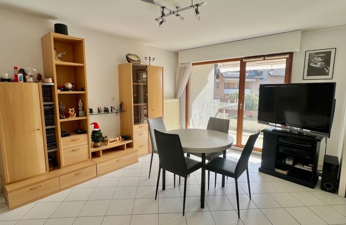 EXCLUSIVITÉ – T3 REZ-DE-JARDIN LUMINEUX AVEC DOUBLE TERRASSE, GARAGE ÉLECTRIFIÉ & VUE DÉGAGÉE – BASSENS — photo 3