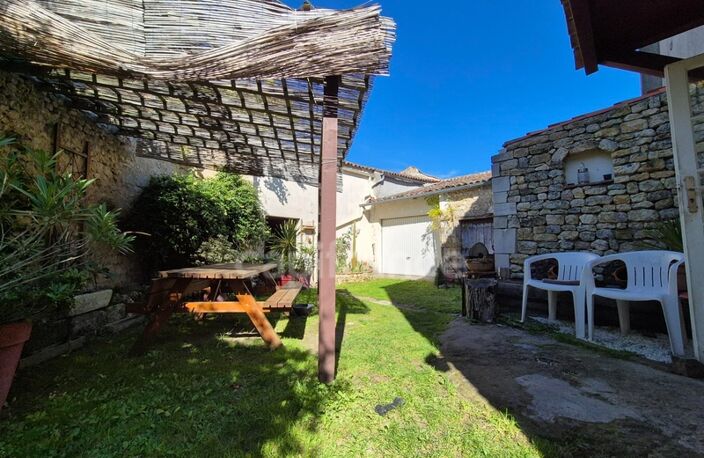Maison à vendre 4 pièces MEURSAC (17) - Jardin — photo 3