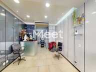 Immeuble avec salon de coiffure — photo 3