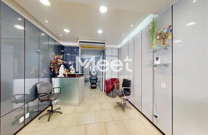 Immeuble avec salon de coiffure — photo 3