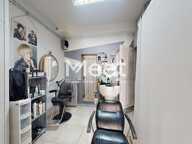 Immeuble avec salon de coiffure — photo 4