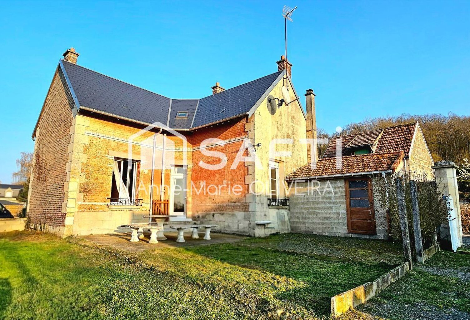 Ensemble immobilier : Maison100m2, des dépendances dont une en pierre de taille 80m2,stationnement, jardin clos — photo 1