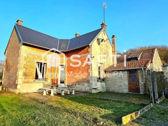 Ensemble immobilier : Maison100m2, des dépendances dont une en pierre de taille 80m2,stationnement, jardin clos — photo du bien