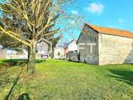 Ensemble immobilier : Maison100m2, des dépendances dont une en pierre de taille 80m2,stationnement, jardin clos — photo 2