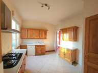 Ensemble immobilier : Maison100m2, des dépendances dont une en pierre de taille 80m2,stationnement, jardin clos — photo 3
