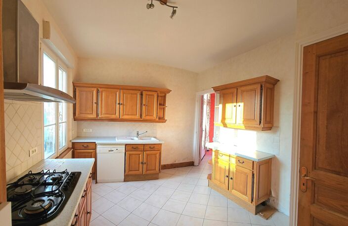 Ensemble immobilier : Maison100m2, des dépendances dont une en pierre de taille 80m2,stationnement, jardin clos — photo 3