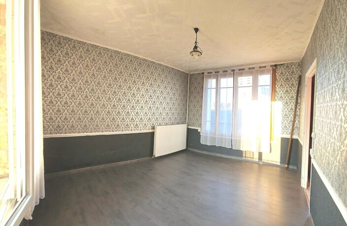 Ensemble immobilier : Maison100m2, des dépendances dont une en pierre de taille 80m2,stationnement, jardin clos — photo 4