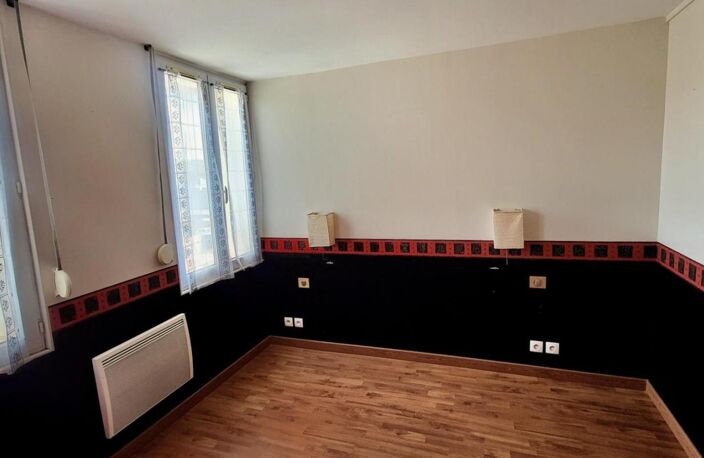 LE HOULME : Maison de Ville rénovée de 75 m² avec 3 CH, Terrasse et bâtiment annexe - Prix attractif ! — photo 3