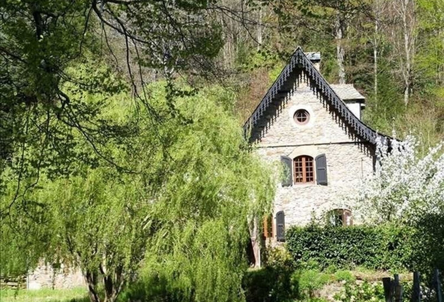 RARE:  Moulin auvergnat authentique au bord d'un ruisseau — photo 1