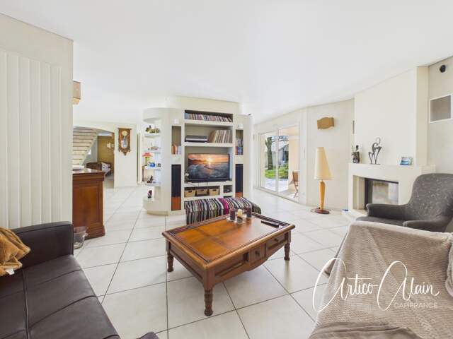 Maison familiale de standing – 230 m² – Terrain arboré de 2 080 m² avec piscine — photo du bien