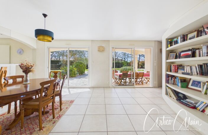 Maison familiale de standing – 230 m² – Terrain arboré de 2 080 m² avec piscine — photo 2