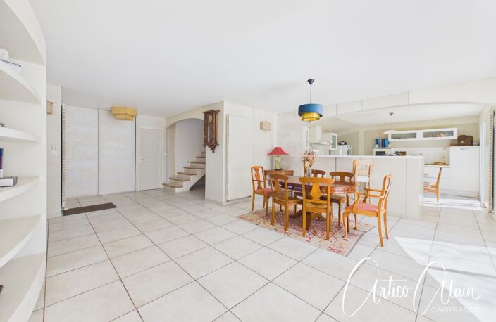 Maison familiale de standing – 230 m² – Terrain arboré de 2 080 m² avec piscine — photo 5
