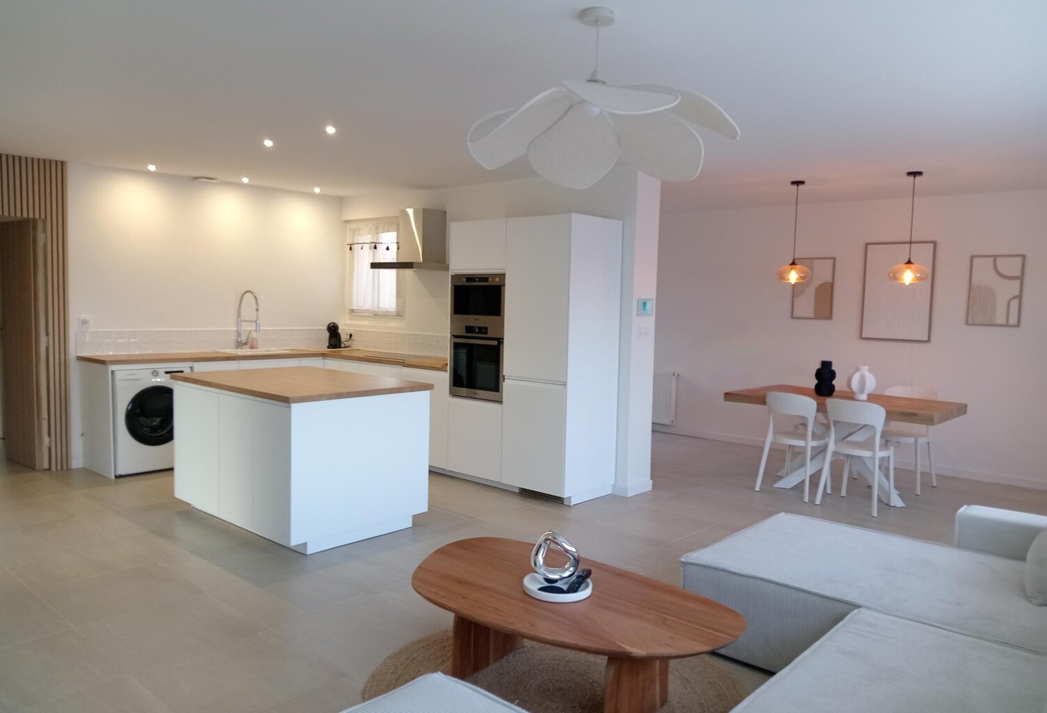 MAISON ENTIEREMENT RESTAUREE AVEC PISCINE — photo 1